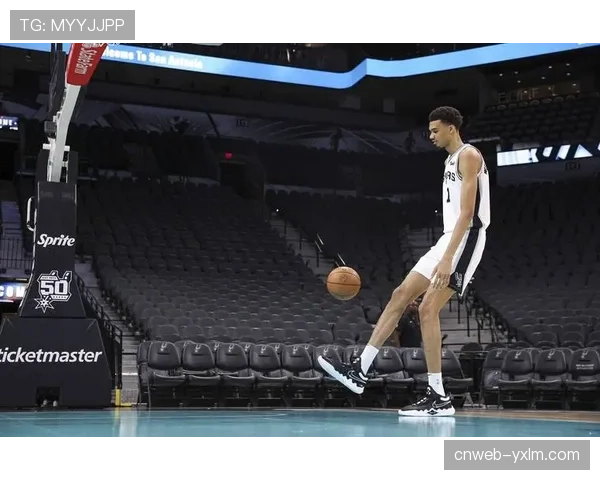 文班亚马封盖后振臂高呼,马刺替补席沸腾庆祝10连胜